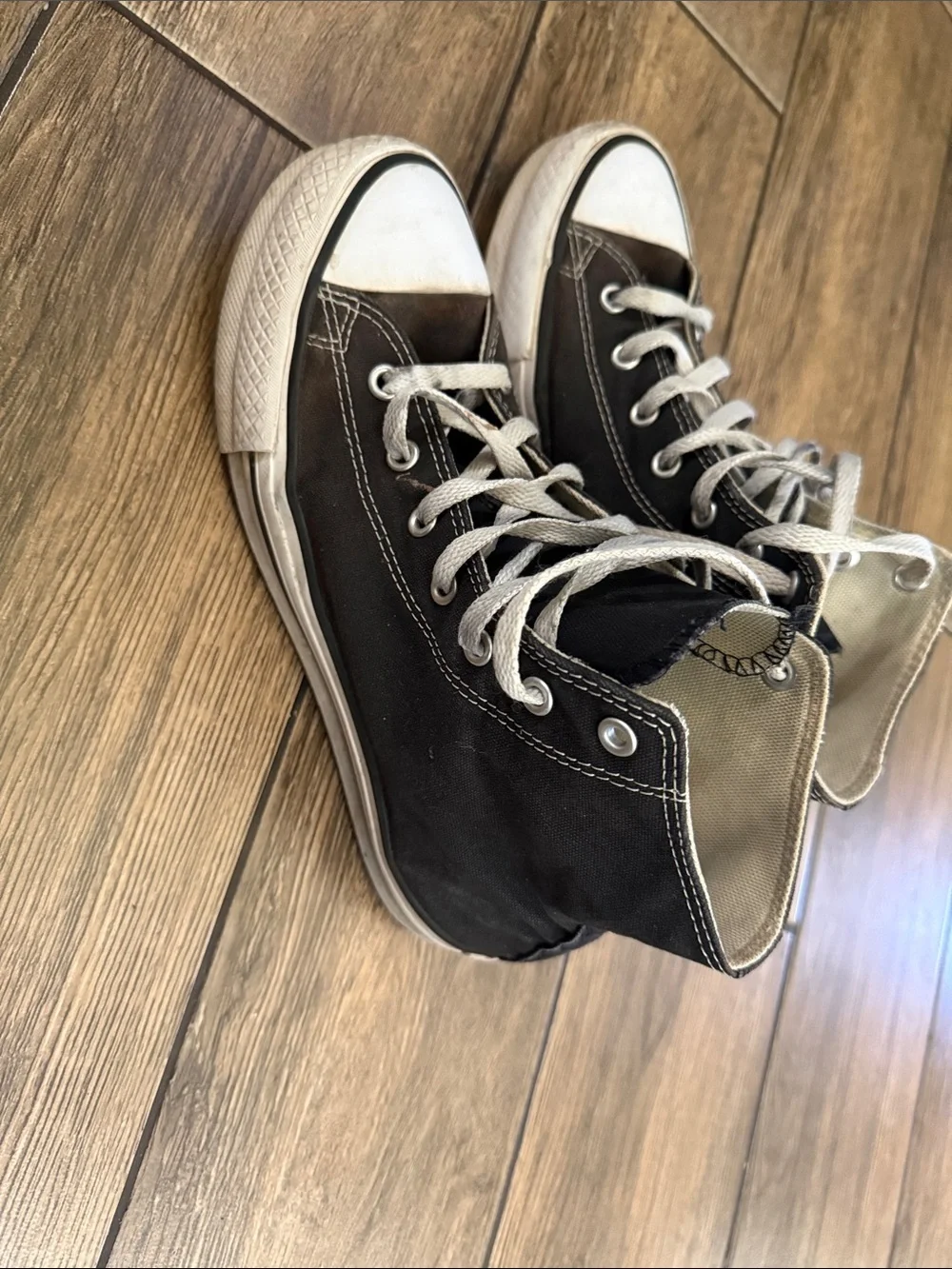 Converse Kids High-Top Sneakers in Black and White size 5.5Youth